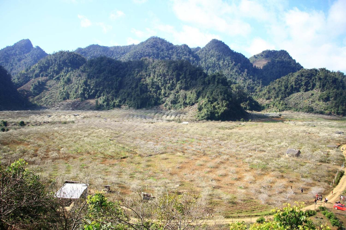 Winding road through the mountains leading to Na Ka Plum Valley